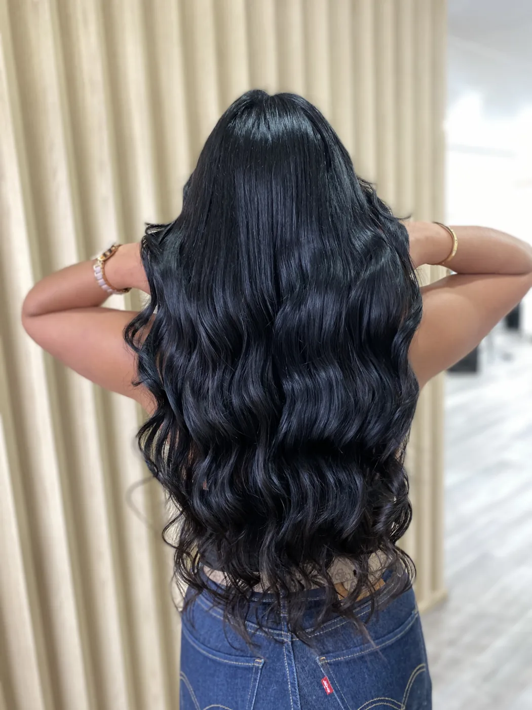 Depois de transformação em cabelo escuro